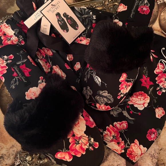 VICTORIA’S SECRET • Peonies Fur Trim Slippers - Picture 8 of 8